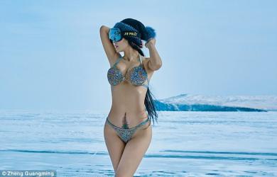 "Mỹ nhân không tuổi" táo bạo diện bikini giữa giá lạnh -40 độ C