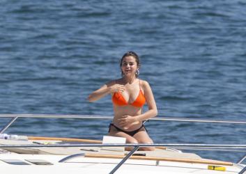 Selena Gomez nóng bỏng tắm nắng trên du thuyền ở Sydney