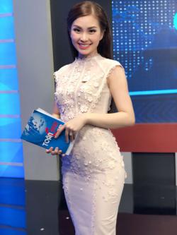 Tuyệt chiêu tránh hớ hênh khi dẫn sóng VTV của á hậu Việt Nam Diễm Trang