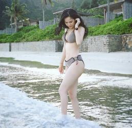 Hot girl Mì Gõ, Midu, Elly Trần mặc áo tắm hot hơn đàn em 9X