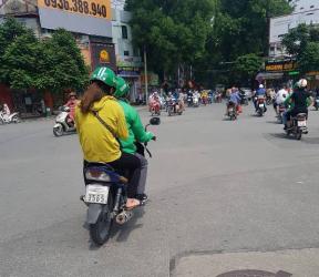 Tại sao láy xe GrabBike 'đeo khẩu trang' cho biển số xe