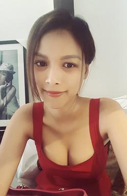 Nữ y tá sexy khiến Trung Hiếu mê mẩn được "fan" theo đuổi, tặng hoa liên tiếp 8 ngày