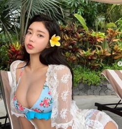 'Nữ hoàng bikini mạng xã hội Hàn Quốc' không ngán kiểu áo tắm dù là táo bạo nhất