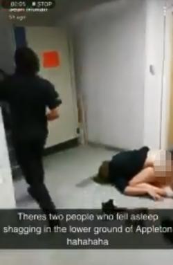 Đôi sinh viên bị ghi hình vì ngủ quên lúc đang sex ở hành lang