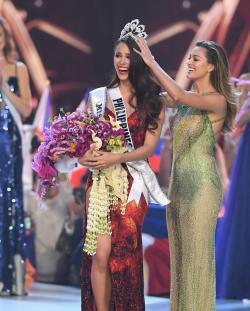 Nhan sắc rực rỡ cùng body nóng bỏng của Tân Miss Universe 2018