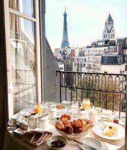 ăn sáng dưới chân tháp Eiffel, bên bờ sông Seine