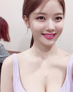 Vẻ đẹp xuất thần của cô gái 19 tuổi xinh nhất xứ Hàn