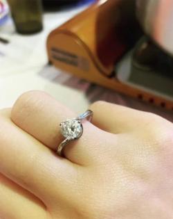 'Bom sex' Trung Quốc được cầu hôn bằng chiếc nhẫn trong nồi lẩu