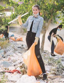 Mỹ nhân Việt đi dọn rác vẫn sang chảnh với croptop, áo chục triệu đồng