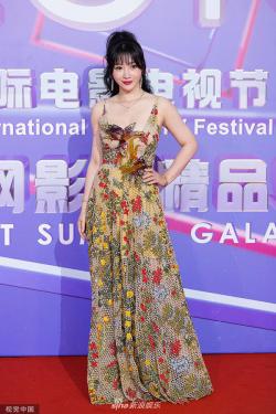 Người đẹp 'siêu vòng 1' Trung Quốc ngã trên thảm đỏ