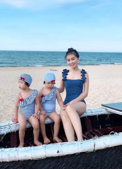 Chụp ảnh cùng 2 con bên bờ biển, 'bà mẹ bỉm sữa' lập tức chiếm spotlight nhờ nhan sắc đánh bật cả hotgirl