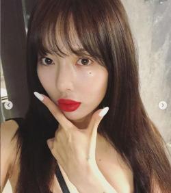 'Nữ hoàng sexy' Hàn Quốc đăng ảnh cận mặt sau ồn ào vừa bơm môi