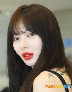 'Nữ hoàng sexy' Hàn Quốc đăng ảnh cận mặt sau ồn ào vừa bơm môi