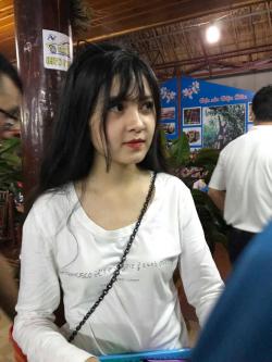 Nữ sinh Lào Cai xinh đẹp đi bán hàng rong bị tố làm màu, lý do thực sự được tiết lộ
