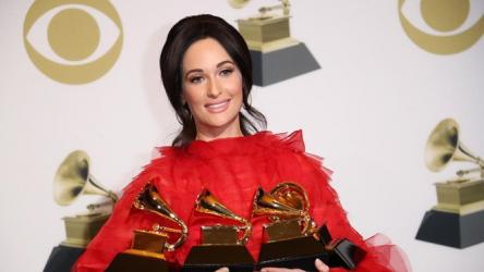 Nữ ca sĩ người Mỹ mặc áo dài không quần từng thắng 6 giải Grammy