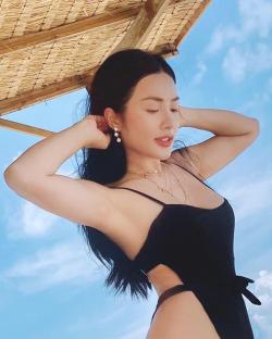 Bạn gái cũ của ca sĩ Lương Bằng Quang tung loạt ảnh mặc bikini gợi cảm
