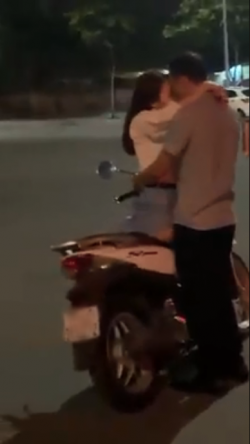 Đang đi, đôi nam nữ chợt dừng xe hôn nhau như 'đóng phim nóng' giữa đường ở Sài Gòn