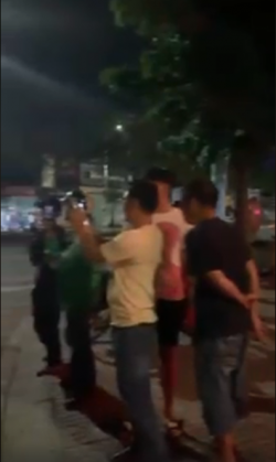 Đang đi, đôi nam nữ chợt dừng xe hôn nhau như 'đóng phim nóng' giữa đường ở Sài Gòn