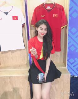 Chỉ xuất hiện vài giây, nữ CĐV vẫn chiếm spotlight, thuộc team 'hot girl World Cup' bên cạnh Trâm Anh