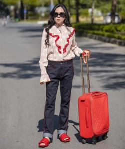 Đi dép lê giá 30 triệu đồng mà như hàng chợ, Phượng Chanel gợi nhớ trend giày đỏ 'dân chơi'