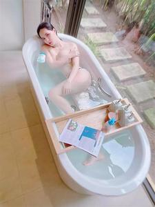 Nữ đại gia quận 7 gây sốt show ảnh cởi sạch trong bồn tắm