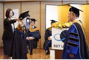 Ảnh tốt nghiệp mùa dịch: Sinh viên Nhật nhận bằng online