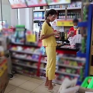 Bắt gặp Minh Tú đi siêu thị: Đen nhẻm, lép kẹp, siêu mẫu đây sao?
