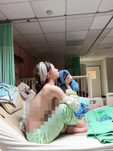 Mẫu nữ bị chỉ trích dữ dội vì chụp ảnh khoe trọn vòng một trên giường bệnh