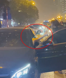 Người phụ nữ chặn xe Mercedes giữa đường phố Hà Nội nghi do bị 'bạn tốt cướp chồng'