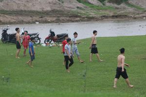 Giữa mùa dịch Covid -19, hàng trăm người dân Hà Nội vẫn rủ nhau ra bãi giữa sông Hồng tụ tập ăn uống