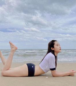 Nữ streamer Việt xinh như gái Hàn tung ảnh bikini, thả dáng nuột nà