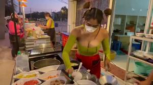 Kín tất cả chỉ hở mỗi ngực, đồng phục mới của các cô hàng rong Thái Lan?