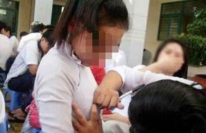 Lan truyền ảnh nữ sinh Việt nắn bóp vòng 1 bạn học để ký lưu bút