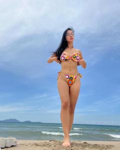 Vũ Ngọc Anh gây 'bỏng mắt' với bikini bé bằng nắm tay hớ hênh