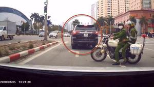 Tài xế nghi công an ở Hà Nội dùng ô tô 'chim mồi' cản đường, tung clip gây xôn xao