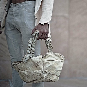 Chiếc túi 5.000 USD làm từ xương sống người thật khiến cư dân mạng thế giới phẫn nộ
