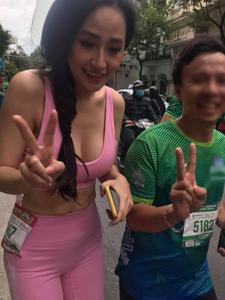 Mai Phương Thuý lồ lộ vòng 1 và cơ bụng tại giải Marathon, dân tình chỉ chú ý đến lớp makeup và chiếc quần "sai trái"