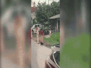 Người đàn ông cởi quần ăn vạ CSGT giữa đường