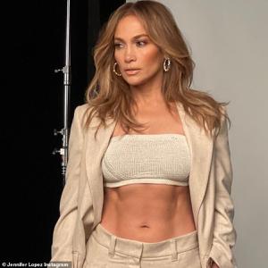 Jennifer Lopez khoe loạt ảnh gợi cảm trên Instagram