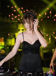 Nữ DJ người Ukraine bị đồn lộ clip nóng sở hữu mặt búp bê, thân hình 'bốc lửa'