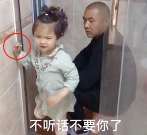 Bị bắt tận tay làm chuyện xấu trong nhà tắm, ông bố méo mặt khi thấy con gái 5 tuổi làm hành động này