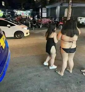 Hai cô gái gây sốt với thân hình béo ú, mặc đồ lót đứng đường
