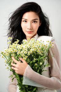 Á hậu Hoàng Thùy tung bộ ảnh mới hậu sinh nhật tuổi 29