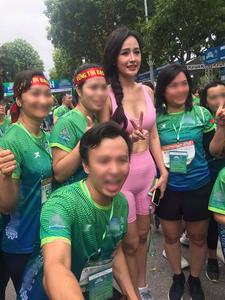 Mai Phương Thuý lồ lộ vòng 1 và cơ bụng tại giải Marathon, dân tình chỉ chú ý đến lớp makeup và chiếc quần "sai trái"