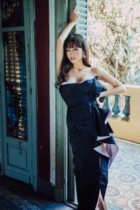 Hoa hậu Lương Thùy Linh pose dáng gợi cảm khoe vòng 1 cùng đôi chân dài 1m22 'cực phẩm'
