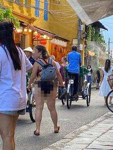 Nữ du khách mặc bikini vô tư đi dạo trong phố cổ Hội An gây bức xúc