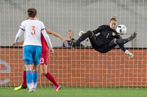 Nữ tuyển thủ Nga tiết lộ: 'Cầu thủ nữ dễ làm 'chuyện ấy' trước trận hơn đồng nghiệp nam'