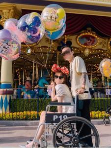 Góc khó hiểu: Giới trẻ Trung Quốc thuê xe lăn ở Disneyland vì... lười đi bộ?