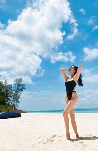 Trương Nhi thay 6 bộ bikini khi nghỉ dưỡng