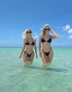 Kim và em gái đọ vóc dáng trên bãi biển